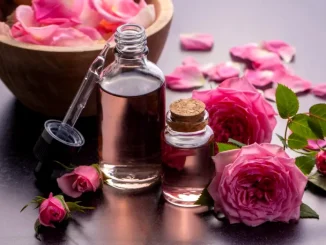 Uleiul de trandafiri – elixirul natural pentru un ten luminos, tânăr și sănătos