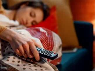 De ce nu ar trebui să dormim cu televizorul pornit: un obicei aparent inofensiv care ne afectează grav sănătatea