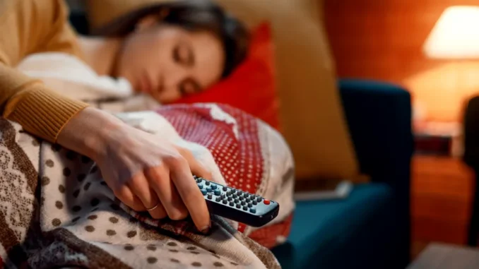 De ce nu ar trebui să dormim cu televizorul pornit: un obicei aparent inofensiv care ne afectează grav sănătatea De ce nu ar trebui să dormim cu televizorul pornit: un obicei aparent inofensiv care ne afectează grav sănătatea