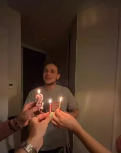 Aris Eram a împlinit 22 de ani – surpriză de familie sub semnul iubirii și al zâmbetelor