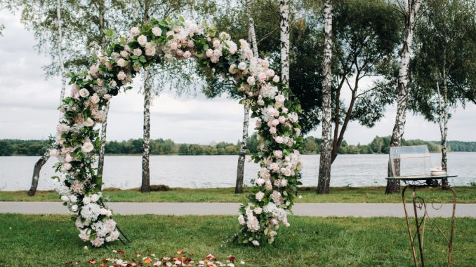 Arcada cu flori simbol al eleganței la evenimente speciale Arcada cu flori simbol al eleganței la evenimente speciale