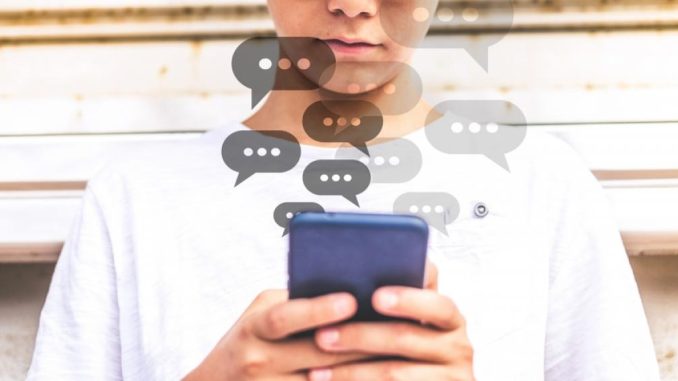 Adolescenții și chatboții: ce trebuie să știe părinții despre noua formă de prietenie digitală Adolescenții și chatboții: ce trebuie să știe părinții despre noua formă de prietenie digitală