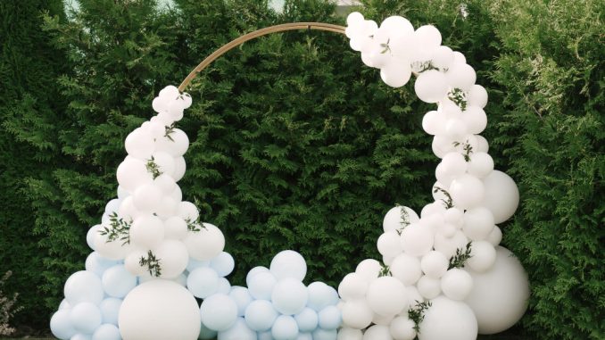 De la simplu la spectaculos idei creative de arcade din baloane pentru botezuri intime