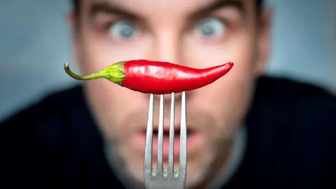 De ce mâncarea picantă ne face să transpirăm: mecanismele din spatele senzaţiei de căldură