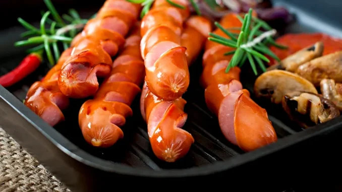 Secretul unei mese fără „explozie”: Cum să gătești crenvurștii ca să nu crape