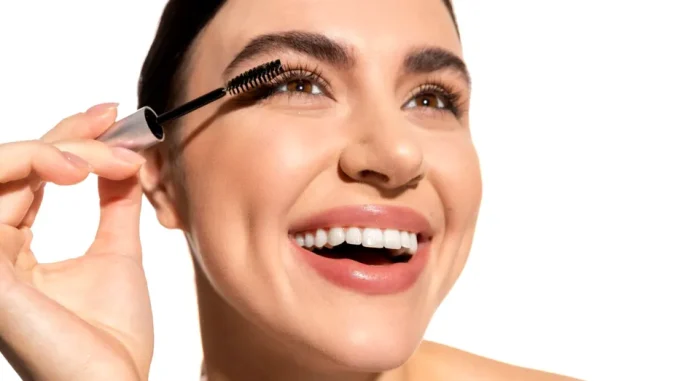 Renunţă la rimelul comercial: cum să îţi faci unul acasă, mai sigur pentru gene şi ochi