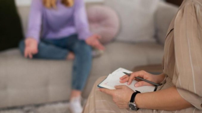 Cum abordează psihoterapia rușinea — pașii care deschid calea spre acceptare și eliberare