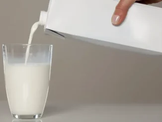 Ce poate fi mai bun decât laptele pentru oase puternice. Brânza de vaci, alimentul-surpriză bogat în calciu