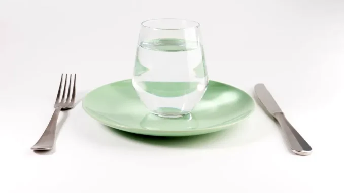 Postul cu apă 3 zile: cât poți slăbi și ce se întâmplă cu corpul tău