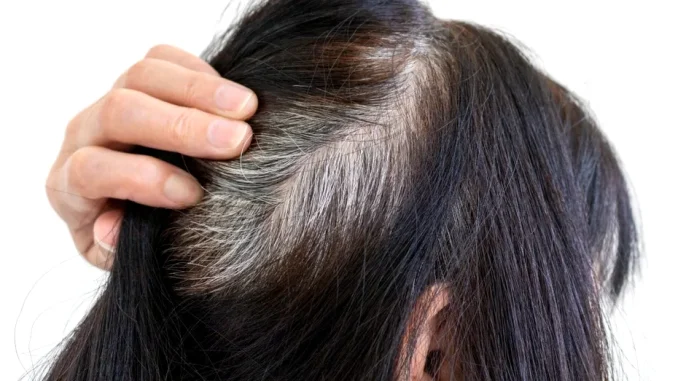 Truc rapid pentru a ascunde firele albe fără vopsea