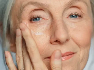 Rutina de îngrijire care poate estompa semnele îmbătrânirii fără bisturiu