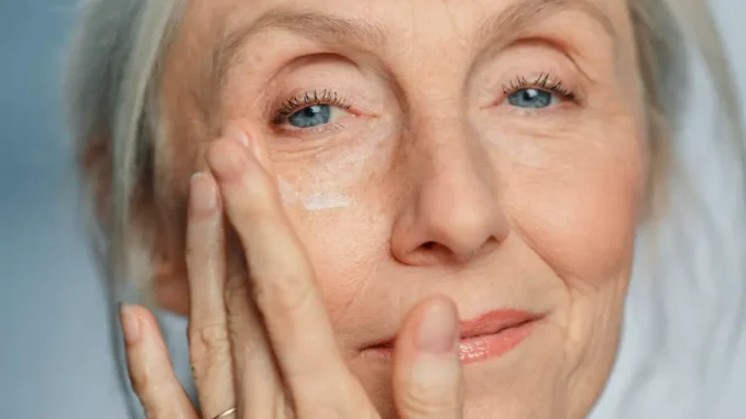 Rutina de îngrijire care poate estompa semnele îmbătrânirii fără bisturiu