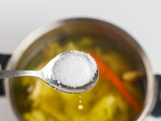 Ai pus prea multă sare în ciorbă? Iată trucuri simple ca să o salvezi