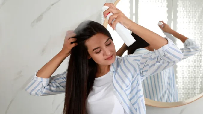 Trucul rapid care înlocuiește șamponul uscat. Cum să ai păr proaspăt în doar câteva minute