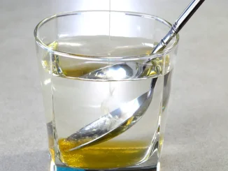 Băutura simplă de dimineață care ar putea ajuta la reducerea colesterolului. Remediul natural recomandat în cantități mici