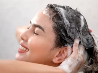 Greșelile pe care le faci când te speli pe cap. Clătirea corectă poate face diferența