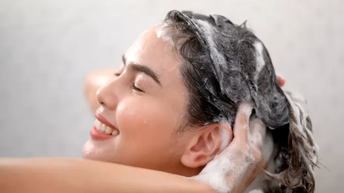 Greșelile pe care le faci când te speli pe cap. Clătirea corectă poate face diferența