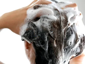 Ingredientul pe care îl poți adăuga în șampon pentru a reduce căderea părului