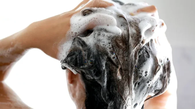 Ingredientul pe care îl poți adăuga în șampon pentru a reduce căderea părului