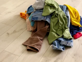 De ce ajung multe persoane să lase hainele aruncate prin casă. Specialiștii explică legătura cu ADHD