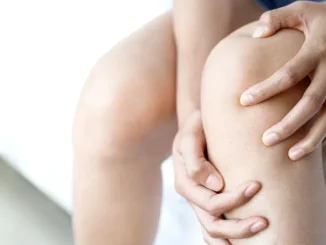 Te dor genunchii înainte de ploaie? Medicii explică de ce schimbările vremii pot accentua durerile articulare