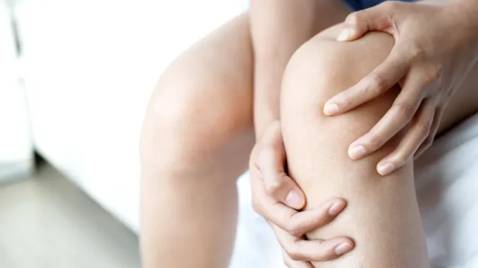 Te dor genunchii înainte de ploaie? Medicii explică de ce schimbările vremii pot accentua durerile articulare