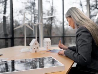 Cum funcționează sistemele de stocare a energiei pentru locuințe