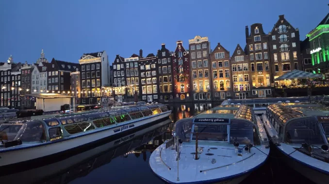 Vacanțele în Amsterdam se vor scumpi din 2027. Turiștii vor plăti taxe tot mai mari pentru cazare