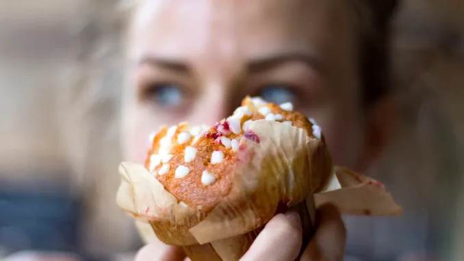 Pofta de dulce crește înainte de menstruație? Schimbările din organism care explică acest fenomen