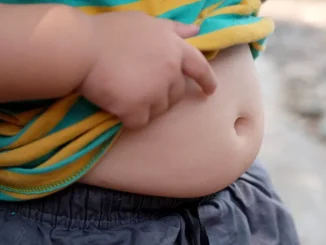 Un copil poate avea kilograme în plus și, totuși, să îi lipsească nutrienți importanți. La ce trebuie să fie atenți părinții
