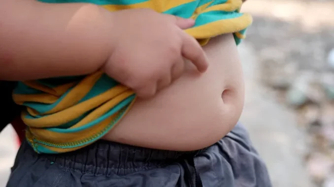 Un copil poate avea kilograme în plus și, totuși, să îi lipsească nutrienți importanți. La ce trebuie să fie atenți părinții