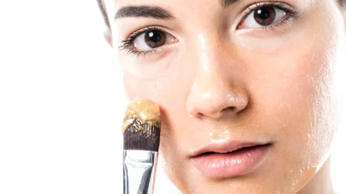 Masca de față cu miere, un remediu natural tot mai popular. Ce beneficii are pentru piele și când trebuie evitată